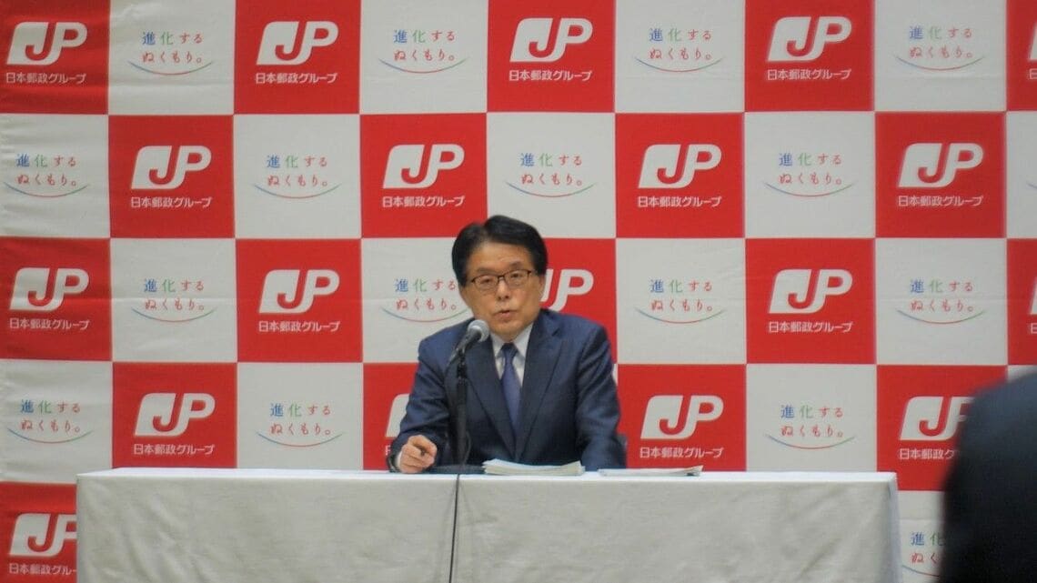 4月の定例会見に臨んだ日本郵政の増田寛也社長