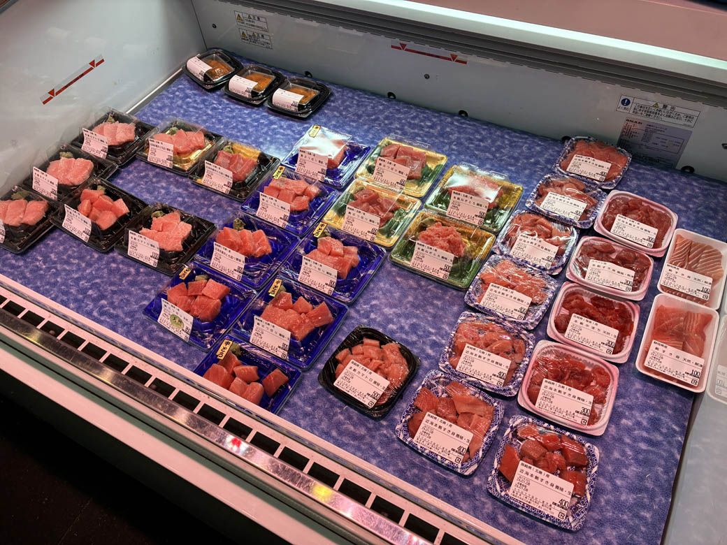 店でカットしたマグロがリーズナブルに購入できる