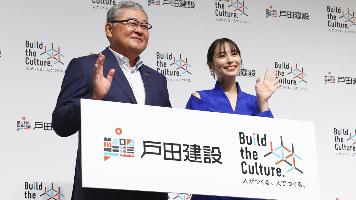 8月30日の新テレビCMの発表会。戸田建設の大谷清介社長の挨拶のあと、人気俳優の広瀬アリスさんが登場した(撮影:尾形文繁)
