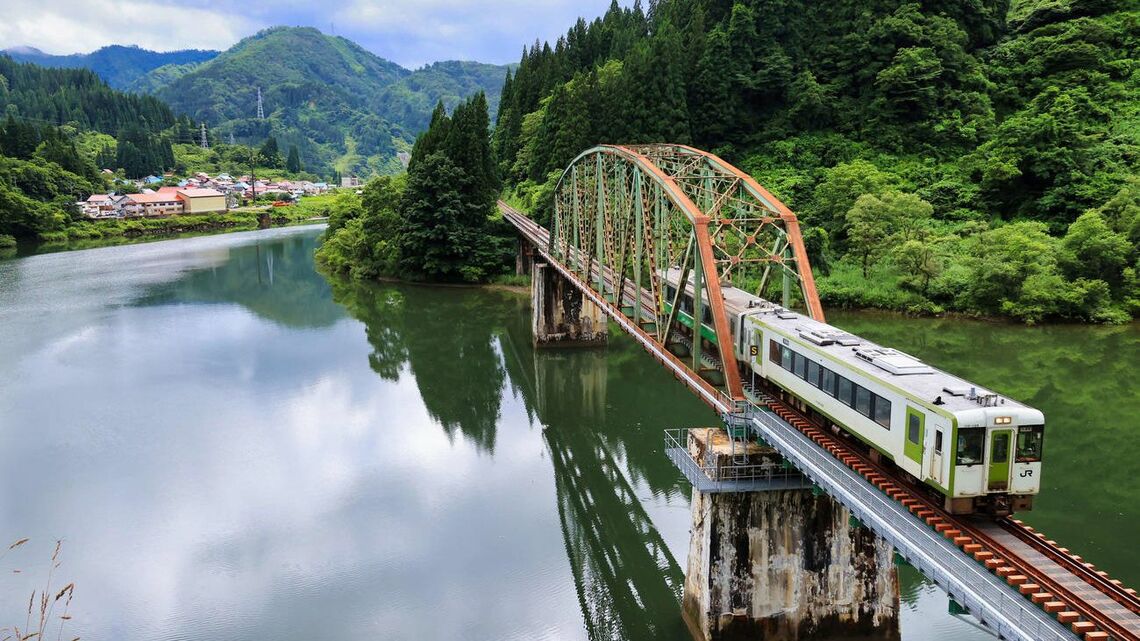 第5只見川橋梁は11年の豪雨で流失した。10月1日の全線復旧に向け、新たに架けられた橋梁を試験運転の列車が走る（撮影・星賢孝氏）