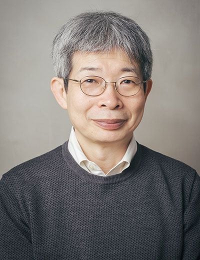 平田オリザ（ひらた・おりざ）劇作家・演出家、芸術文化観光専門職大学 学長大学在学中に劇団「青年団」を旗揚げして以来、劇作家・演出家として活動。『東京ノート』で岸田國士戯曲賞、『月の岬』で読売演劇大賞優秀演出家賞・最優秀作品賞、『上野動物園再々々襲撃』で読売演劇大賞優秀作品賞、『その河をこえて、五月』で朝日舞台芸術賞グランプリ受賞など数々の受賞歴を持つ。その傍らで演劇的手法を用いたワークショップやコミュニケーション教育にも取り組み、2021年芸術文化観光専門職大学の初代学長に就任。豊岡市文化政策担当参与、宝塚市政策アドバイザー、枚方市文化芸術アドバイザーなども務める（写真：平田氏提供）