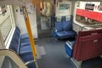 車端部は片側のみクロスシート。優先席タイプ