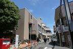 上板橋駅南口の駅ビル。駅利用者など人通りは多いが