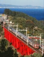 根府川鉄橋を渡る「ふれあいみちのく」。