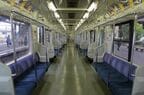 中間車両の車内