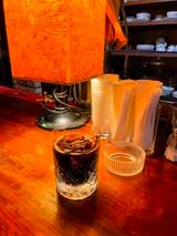  「ダッチ珈琲」のアイス（700円）。40年の歴史がある老舗。氷はアイスピックでひとつ1つ割り分ける（筆者撮影）
