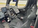 「V03」の車内。通常のステアリングホイールでの操作も可能（筆者撮影）