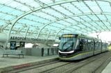 ポルトのメトロE線は空港へ乗り入れ。車両は中国製（筆者撮影）