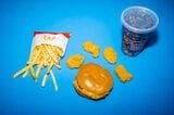 マクドナルドの「5ドルメニュー」。ダブルチーズバーガー、フライドポテトSサイズ、チキンマックナゲット4ピースとドリンクのSサイズがセットになっている（写真：Lucia Buricelli／Bloomberg）