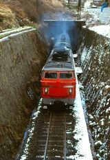 播但線の生野トンネルを出たDD54形牽引の客車列車（撮影：南正時）