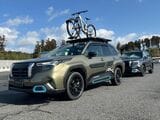 アウトドア系アクセサリーを装着した新型「フォレスター」のデモカー（筆者撮影）