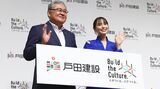 8月30日の新テレビCMの発表会。戸田建設の大谷清介社長の挨拶のあと、人気俳優の広瀬アリスさんが登場した（撮影：尾形文繁）
