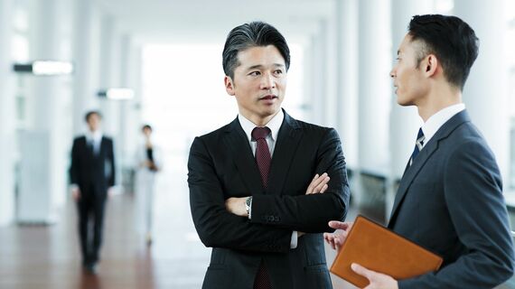 若者と話す上司