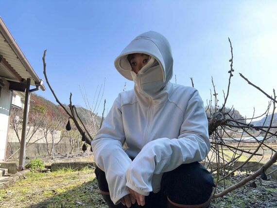 作業のしやすさを重視してファスナーは鼻の骨がいちばん高いところあたりで止めた