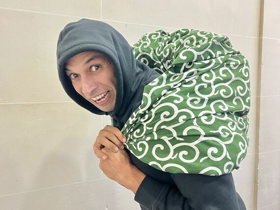 泥棒の真似をするカリムさん