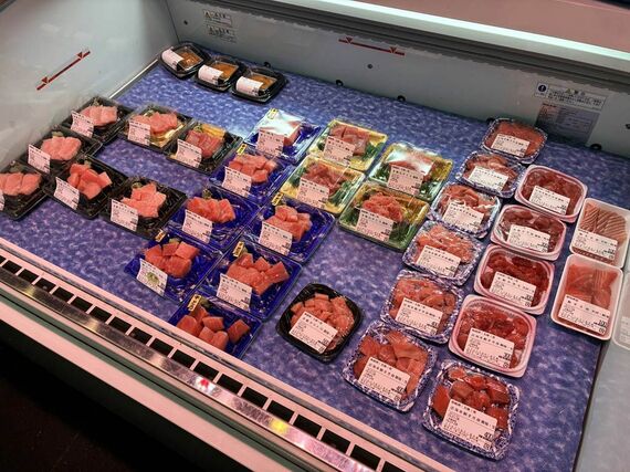 店でカットしたマグロがリーズナブルに購入できる