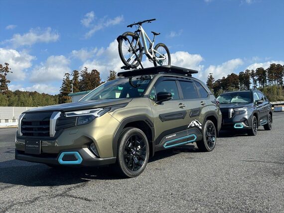 アウトドア系アクセサリーを装着した新型「フォレスター」のデモカー（筆者撮影）