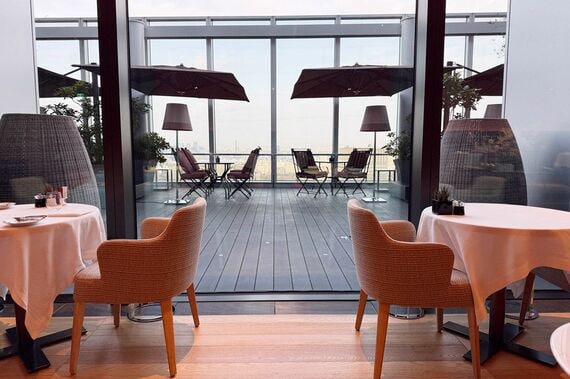 レストラン店内の窓