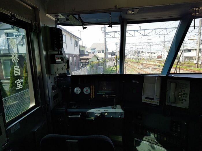 運転席越しの前面展望