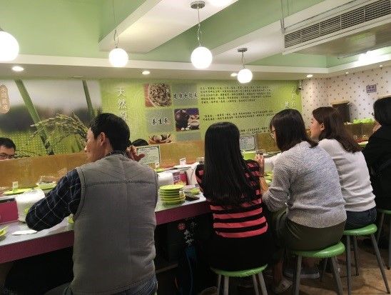 寿司店の店内も混み合っていた