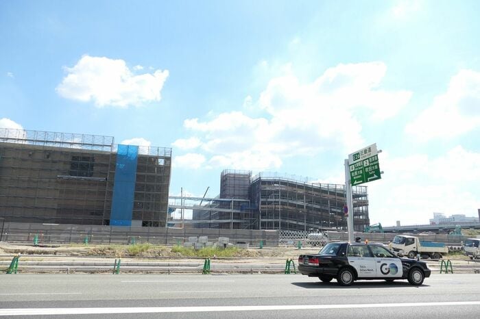 商業施設と立体駐車場