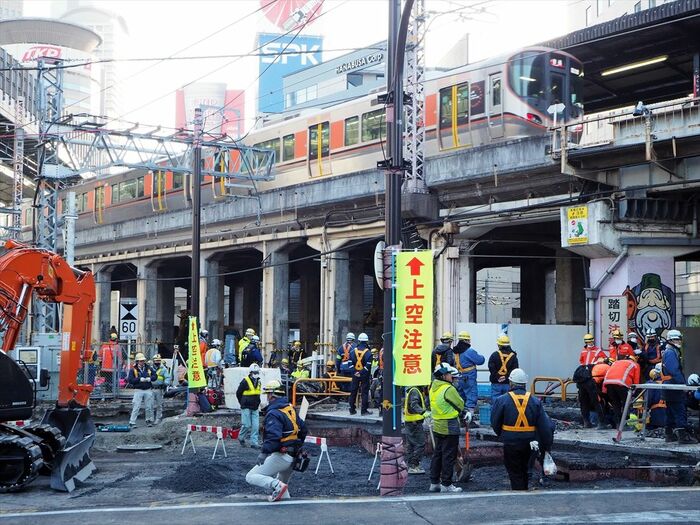 大阪環状線福島駅の横で進む線路切り替え工事