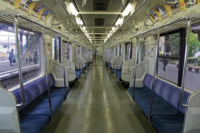 中間車両の車内