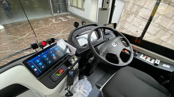 EV「ハチ公バス」の運転席
