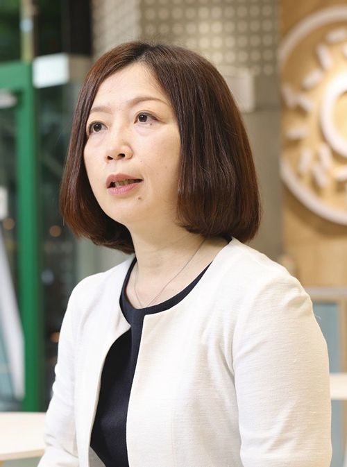 クリスピー・クリーム・ドーナツ・ジャパン代表取締役社長の若月貴子氏。西友やコンサルティングファームなどを経て2012年に入社。管理本部長としてバックオフィス全般を担当し、2014年に副社長、2017年に社長に就任した。大量閉店後、今に至るまでの一連の改革を担った人物だ（撮影：尾形文繁）
