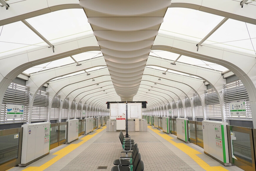 2025年春にリニューアルした大阪メトロ大阪港駅のホーム。ホーム柵も設置された（撮影：伊原薫）