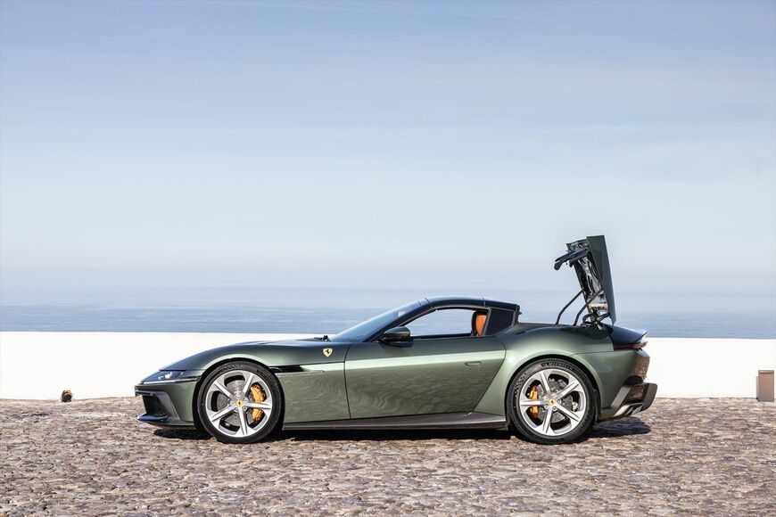フェラーリの新型車「12チリンドリ・スパイダー」（写真：Ferrari SpA）