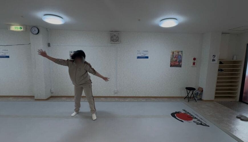よりきれいな側転ができるようになって喜ぶ筆者。躍動感がすごい（写真：バク転パーソナル教室木更津店）