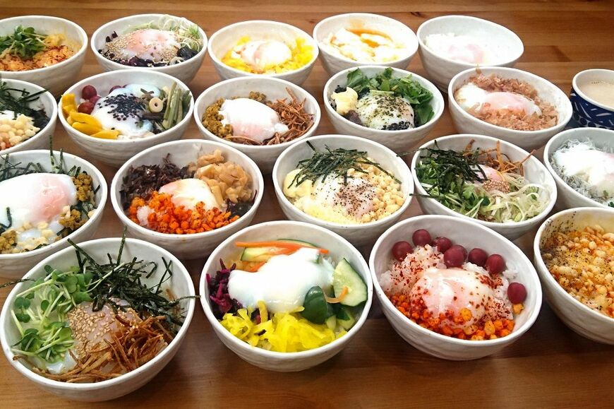 20種類の具材でいろいろな味が楽しめる「卵かけご飯モーニング」。600円で卵3個まで。1個30円で追加も可能（写真：もっくる新城）