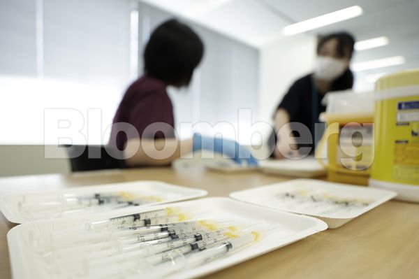 扶養に入っている中で、ワクチン接種業務に従事する方々の社会保険料負担の増加を敬遠したいという心理抵抗を下げる措置が採られています（写真：Kiyoshi Ota／Bloomberg）