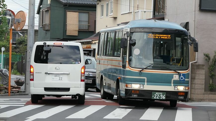 練馬区内を走行する「泉38」バス（筆者撮影）