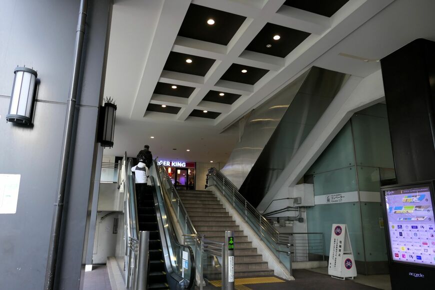 駅北側の出入り口（記者撮影）