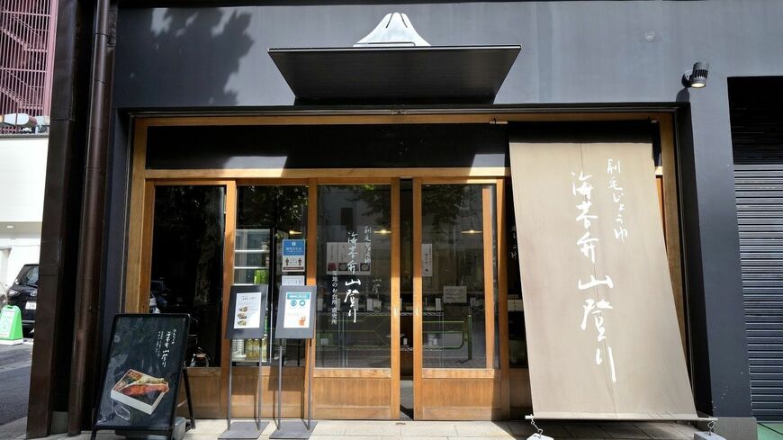 2017年、GINZA SIXの開業とともに突如現れ、たちまち大ヒット商品となった「刷毛じょうゆ 海苔弁山登り」を購入できる築地直売所。 ガラスの引き戸などがどこか懐かしい外観は、多くの人が海苔弁に抱く“郷愁”を表現している（撮影：梅谷秀司）この記事の画像を見る(◯枚)