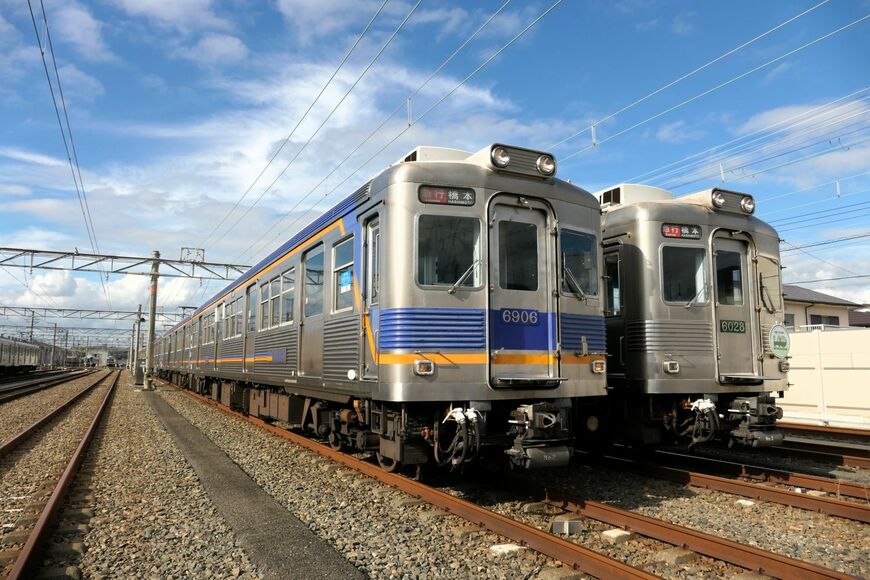 太陽の光を反射して輝く銀色の車体（記者撮影）