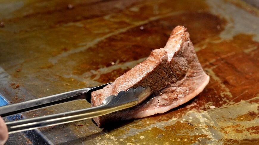 ステーキは立てて焼けるほどの厚みにカットするのがこだわり（撮影：梅谷秀司）