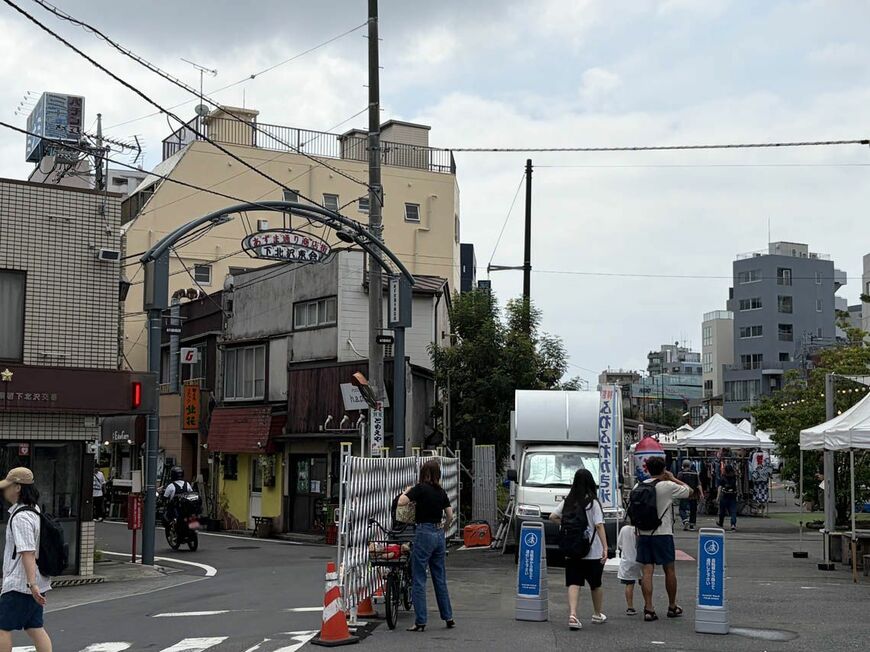 あずま通り商店街に隣接する下北線路街空き地で開催される下北沢フリーマーケット