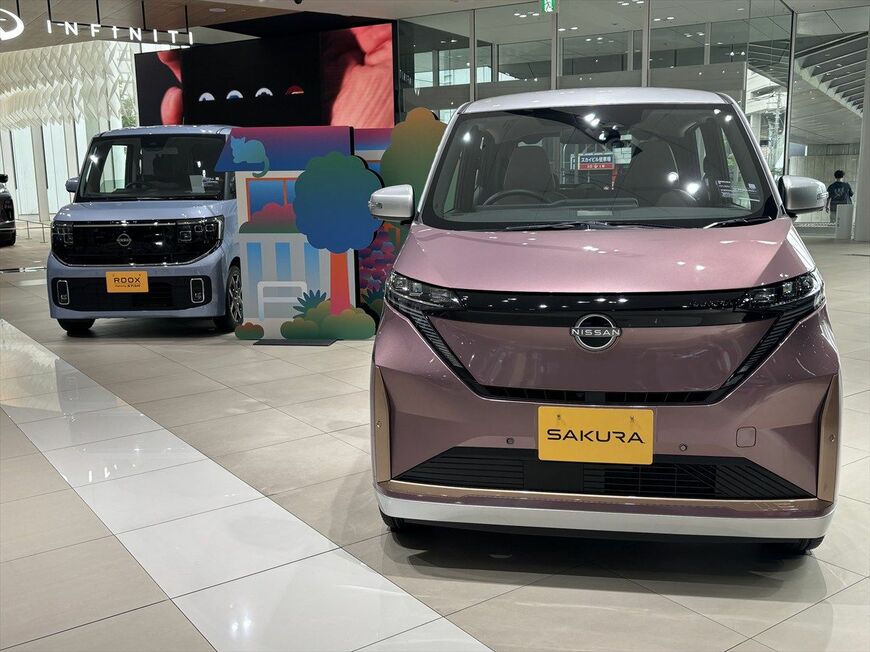 2026年4月にマイナーチェンジが行われた日産「サクラ（手前）」（筆者撮影）