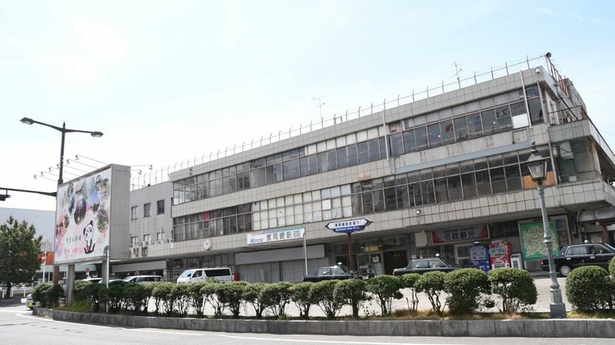 名古屋鉄道の東岡崎駅北口（記者撮影）