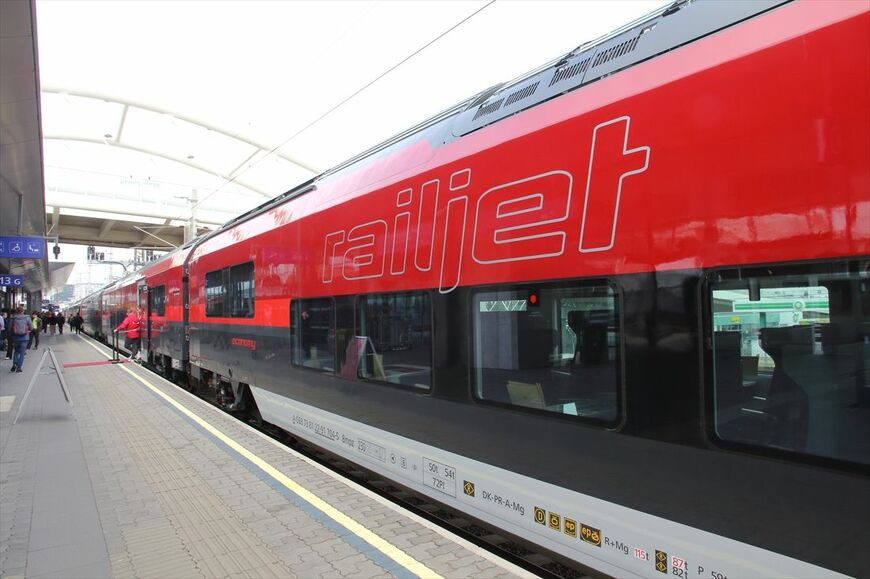 車体の中央部分が低床構造となった新型レイルジェット（撮影：橋爪智之）