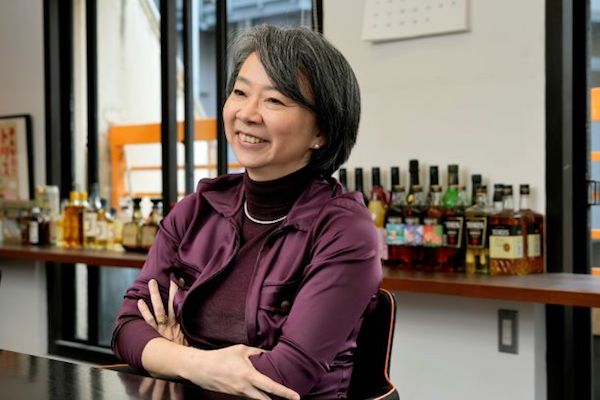 篠田 真貴子（しのだ まきこ）／エール取締役。社外人材によるオンライン1on1を通じて、組織改革を進める企業を支援している。2020年3月のエール参画以前は、日本長期信用銀行、マッキンゼー、ノバルティス、ネスレを経て、2008年〜2018年ほぼ日取締役CFO。退任後「ジョブレス」期間を約1年設けた。慶應義塾大学経済学部卒、アメリカペンシルべニア大ウォートン校MBA、ジョンズ・ホプキンス大国際関係論修士。人と組織の関係や女性活躍に関心を寄せ続けている。『LISTEN──知性豊かで創造力がある人になれる』『ALLIANCE アライアンス──人と企業が信頼で結ばれる新しい雇用』監訳。