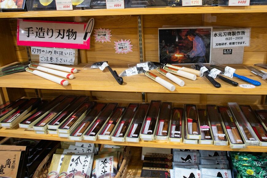 食品だけでなく、地元の工芸品も。水元刃物製作所の包丁がずらり（筆者撮影）