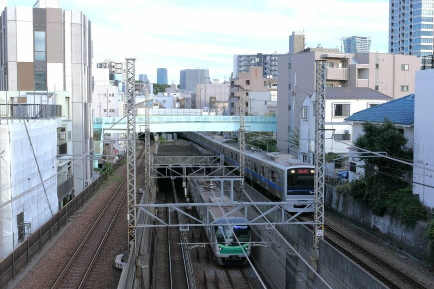 千代田線（左）と小田急線の電車が並行して走る（記者撮影）