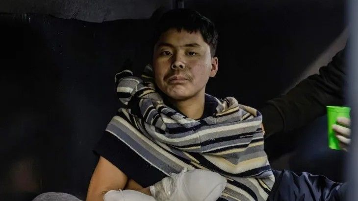 ウクライナのゼレンスキー大統領がSNSで発表した北朝鮮軍兵士捕虜2人のうちの1人（写真・ゼレンスキー大統領のTelegram）