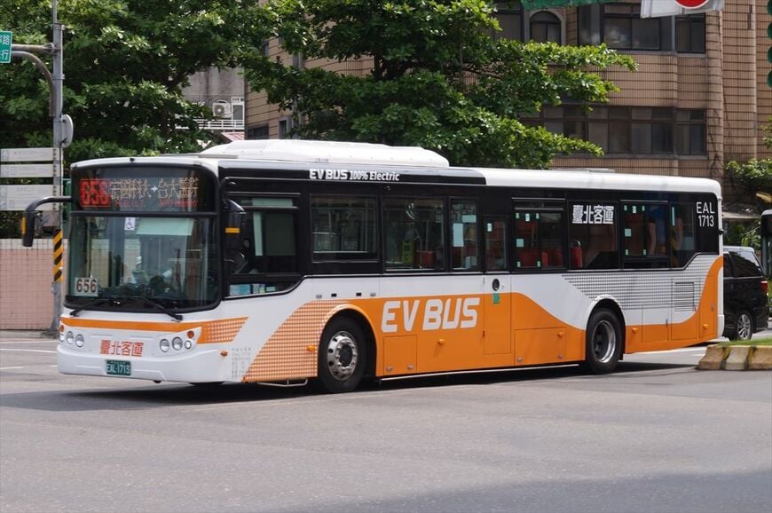 華徳動能（RAC）製のEVバス（筆者撮影）