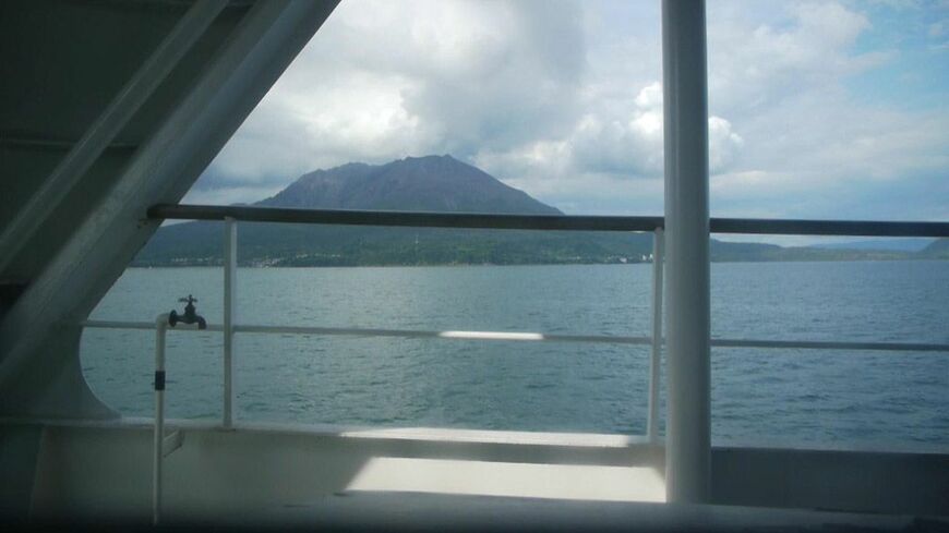 海上から眺める桜島