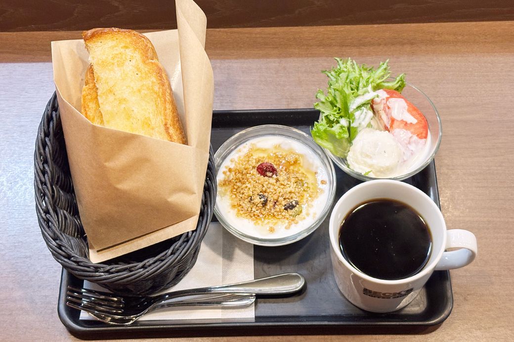 ベックスコーヒーのモーニング、バタートースト＋ミニサラダ＋グラノーラヨーグルトセット630円